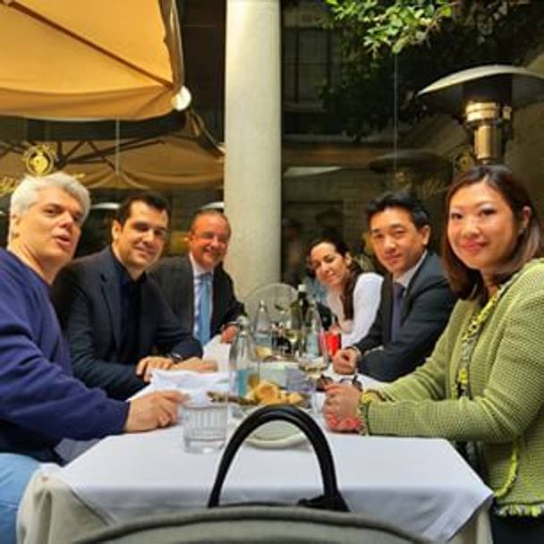 Bee Taechaubol a pranzo con il suo staff: nel ristorante c&#39;era anche Paolo Maldini, ma a un tavolo diverso. Instagram